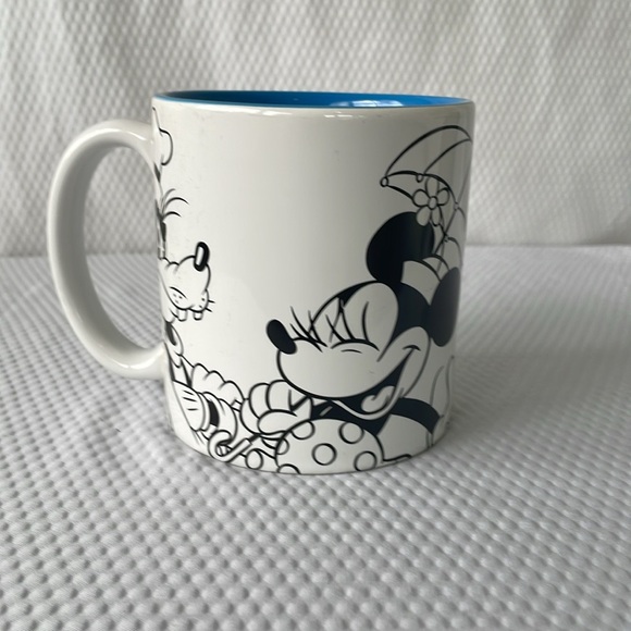 Disney World Mickey Mouse and Friends  16 oz Collectable Mug. - Picture 2 of 6